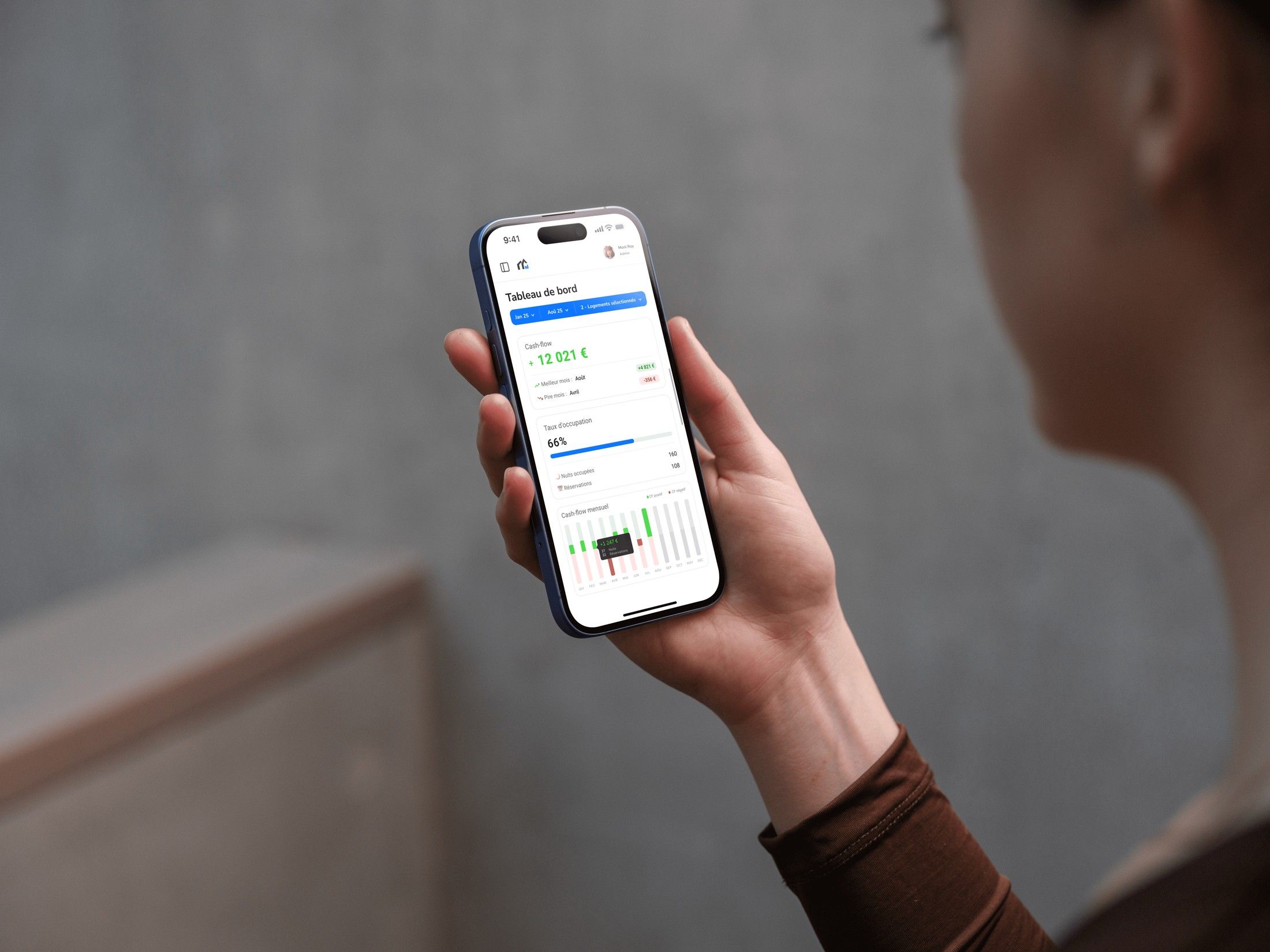 L’application Rendaly sur un téléphone tenu en main.