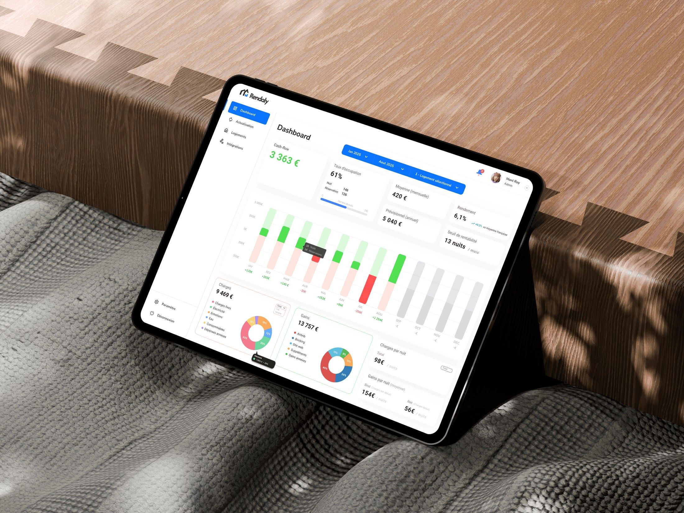 L’application Rendaly sur une tablette posée sur une table.